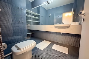Traditional Apartment | Bathroom | Free toiletries, soap, shampoo, toilet paper - Vem pro Copan (São Paulo)