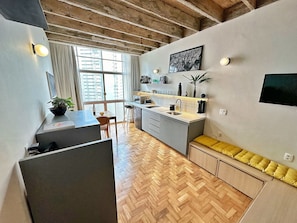 Apartamento básico | Área de estar | TV de tela plana 40 polegadas com canais digitais