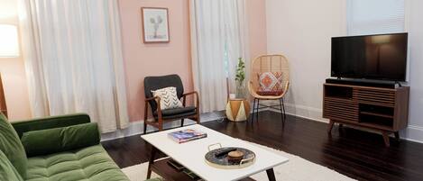 Smart-tv, böcker och ett musikbibliotek