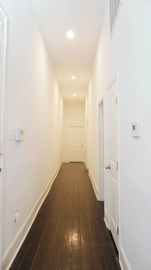 Interior - Cute and Cozy 2BR/2BA w/Parking, Yard, King Suite & Blocks to Local Favorites (New Orleans)