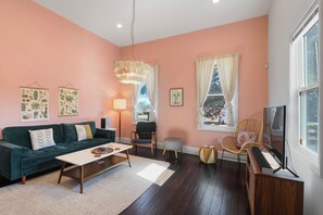 Smart TV, books, music library - Cute and Cozy 2BR/2BA w/Parking, Yard, King Suite & Blocks to Local Favorites (New Orleans)