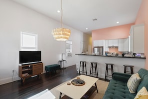 Smart TV, books, music library - Cute and Cozy 2BR/2BA w/Parking, Yard, King Suite & Blocks to Local Favorites (New Orleans)