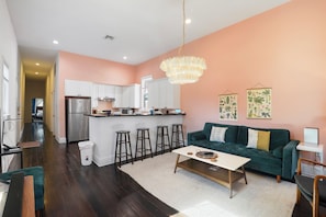 Smart TV, books, music library - Cute and Cozy 2BR/2BA w/Parking, Yard, King Suite & Blocks to Local Favorites (New Orleans)