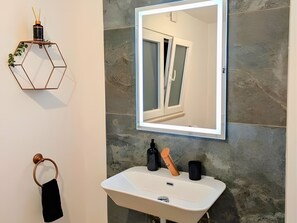 Shower, hair dryer, toilet paper - Cozy 1-bedroom studio in perfect Nadur with AC (Nadur)