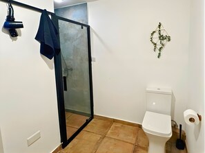 Shower, hair dryer, toilet paper - Cozy 1-bedroom studio in perfect Nadur with AC (Nadur)
