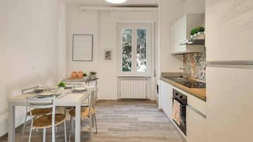 Kühlschrank, Geschirrspüler, Toaster