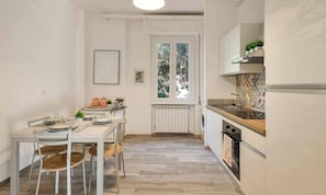 Jääkaappi, astianpesukone, leivänpaahdin