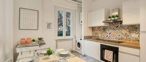 Kjøleskap, oppvaskmaskin og brødrister