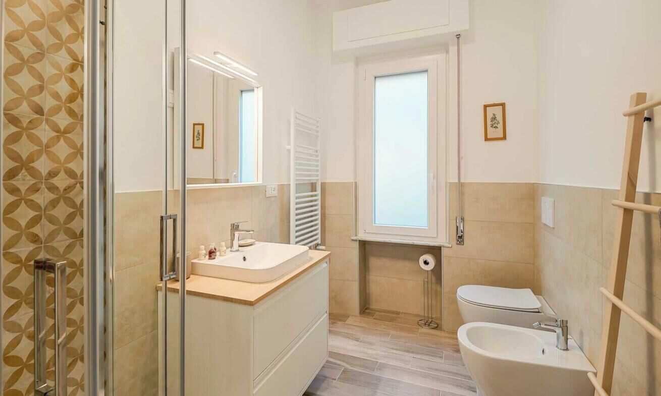 Ducha, bidet, toallas, papel higiénico