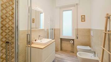 Ducha, bidet, toallas, papel higiénico