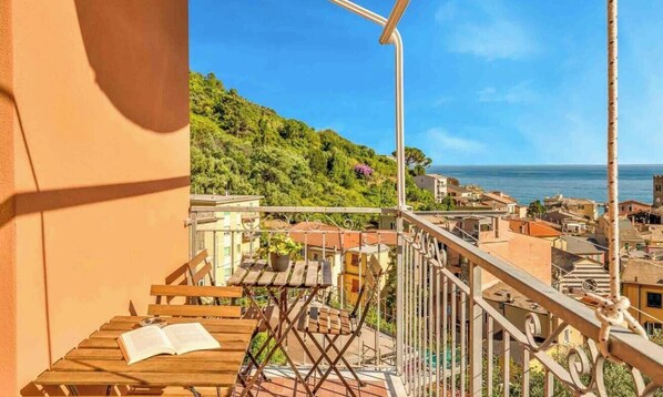 Outdoor dining - Welcome to La Pace in Monterosso al Mare!Are you looking for a relaxing holiday in the heart of the Cinque Terre? La Pace is the perfect solution for you. Located in the charming historic center of Monterosso al Mare, this charming holiday home offer (Monterosso al Mare)