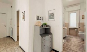 Ducha, bidet, toallas, papel higiénico