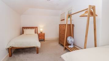 2 dormitoris, decoració individual i mobiliari individual