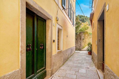 Die Geschichte eines Hauses ist mit seinen Ursprüngen und dem Gebiet, in dem es sich befindet, verbunden, Maison Monterosso enthält in seinem Wesen genau das Konzept der Geschichte und der Italianità. Große Wohnung mit drei Schlafzimmern, zwei Doppel