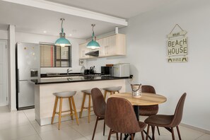 Fridge, microwave, oven, stovetop - Light and Airy Blouberg Escape | Kite Surfing (Cape Town)