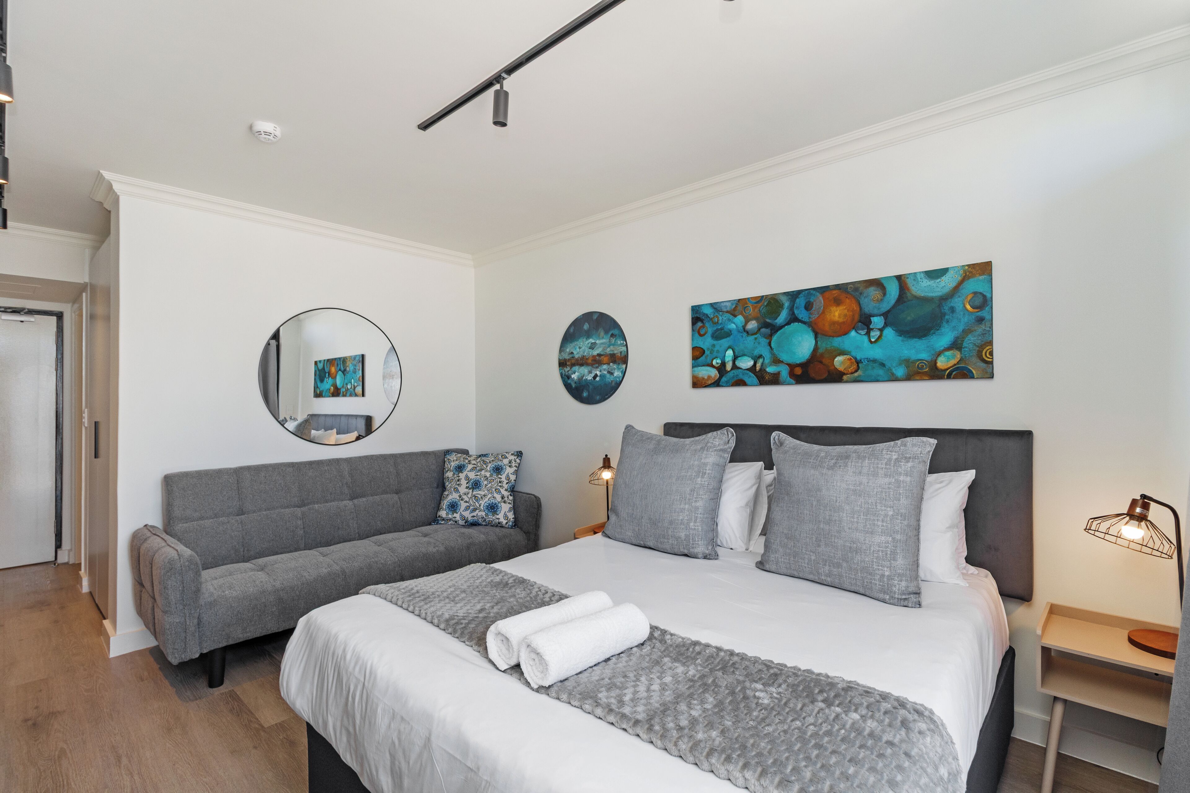 1 quarto, cofres nos quartos, ferros/tábuas de passar roupa