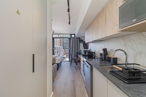 Fridge, microwave, oven, stovetop - The York | Designer Apartment | Gym and Wi-fi (Cape Town)