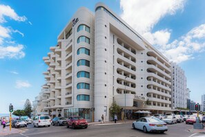 Ein mehrstöckiges Hotel mit moderner Architektur, mit Balkonen und einer auffälligen Beschilderung für 'Dolce Vita'.