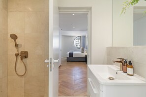 Shower, hair dryer, towels, soap - Dolce Vita | Designer Sea Point Retreat (Cape Town)
