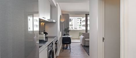 Réfrigérateur, micro-ondes, four, plaque de cuisson