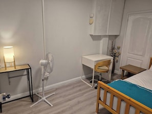 Room, 1 Bedroom - Cozy Guest Room in Aldershot Perfect for (Aldershot)