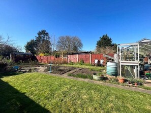 Room, 1 Bedroom | Garden - Cozy Guest Room in Aldershot Perfect for (Aldershot)