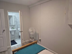 Room, 1 Bedroom | 1 bedroom - Cozy Guest Room in Aldershot Perfect for (Aldershot)