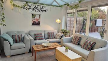 Room, 1 Bedroom | Living room