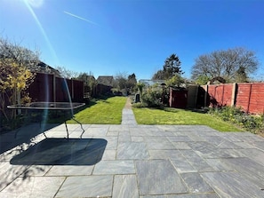 Room, 1 Bedroom | Outdoor dining - Cozy Guest Room in Aldershot Perfect for (Aldershot)