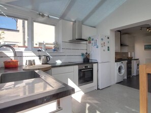 Room, 1 Bedroom | Interior - Cozy Guest Room in Aldershot Perfect for (Aldershot)