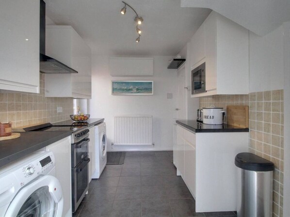 Interior - Cozy Guest Room in Aldershot Perfect for (Aldershot)