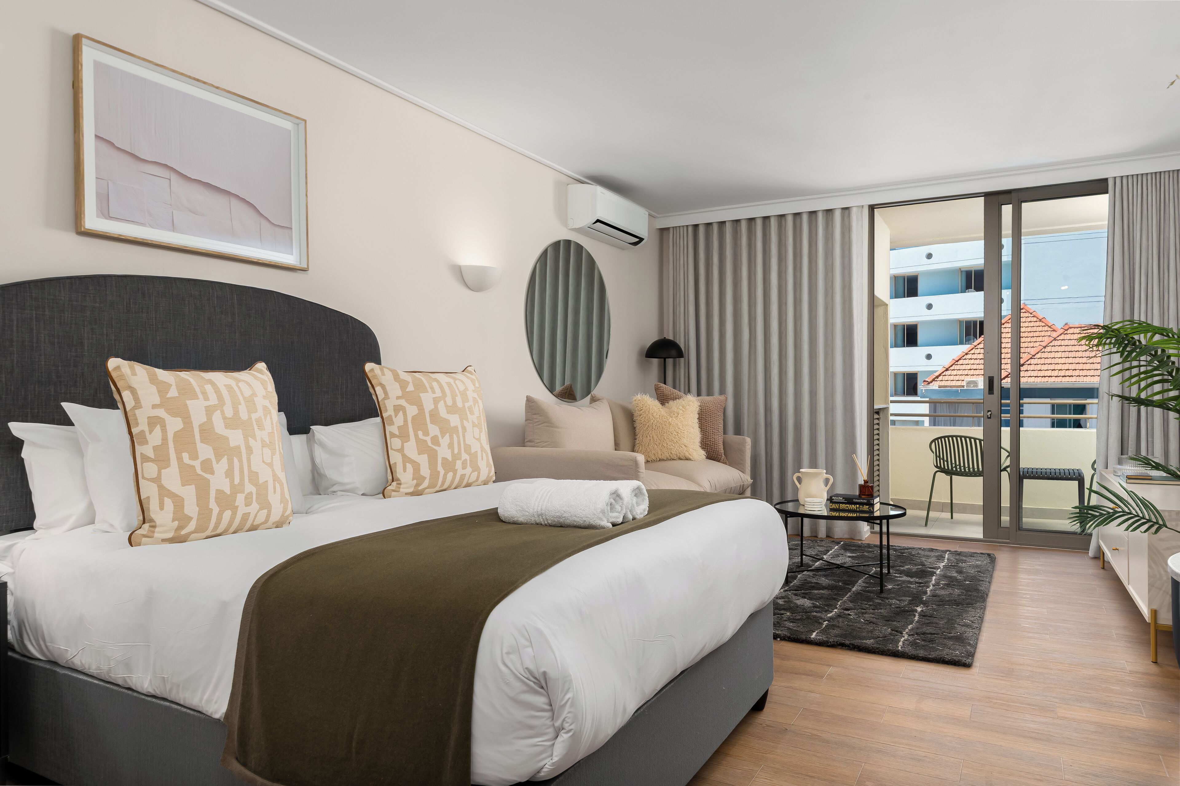 Tabla de planchar con plancha, internet y ropa de cama 