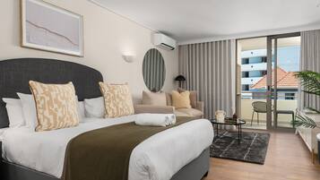 Tabla de planchar con plancha, internet y ropa de cama