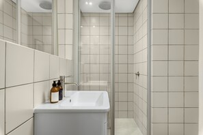 Shower, hair dryer, towels, soap - Dolce Vita | Lion’s Head Balcony Views (Cape Town)