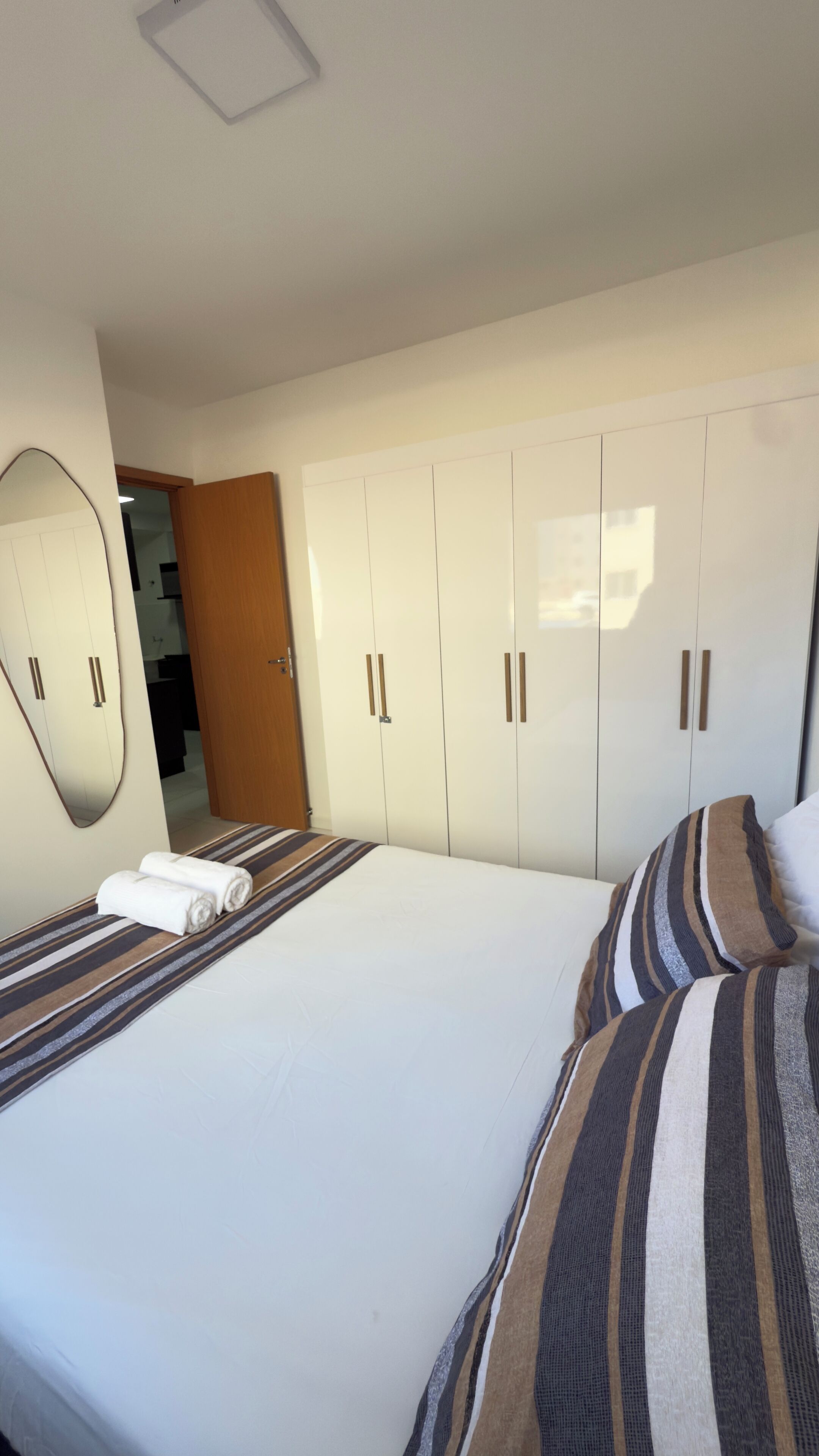 2 quartos, ferros/tábuas de passar roupa, Wi-Fi, roupa de cama