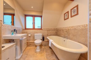 Shower, hair dryer, towels - Silverwood-Stylish House & Annexe - Pass the Keys (Telford)