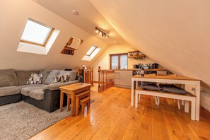 TV - Silverwood-Stylish House & Annexe - Pass the Keys (Telford)