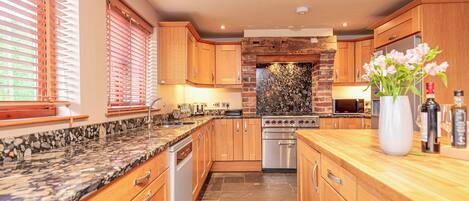 Een koelkast, een microgolfoven, een vaatwasser