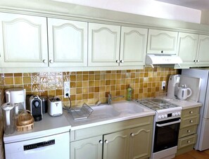 Wasserkocher mit Kaffee-/Teezubehör, Kühlschrank, Mikrowelle, Ofen