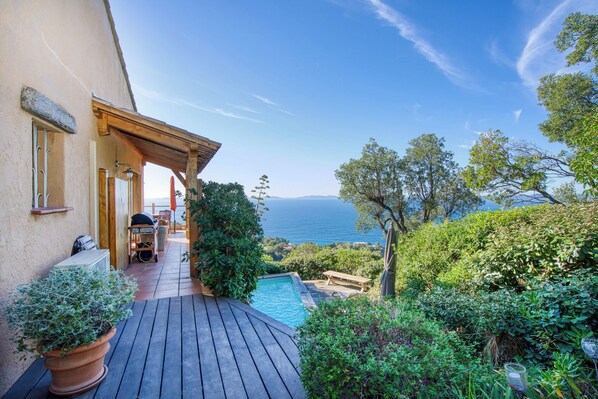 Outdoor pool, a heated pool - CHARMING PROPERTY WITH SPECTACULAR VIEWS AND SMALL POOL NESTLED ON THE CORNICHE (Rayol-Canadel-sur-Mer)