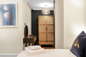 3 bedrooms, iron/ironing board, free WiFi, bed sheets - Bohemian Living in the Heart of Marylebone - Pass the Keys (London)