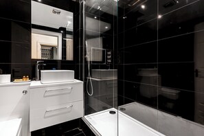 Shower, hair dryer, towels - Bohemian Living in the Heart of Marylebone - Pass the Keys (London)