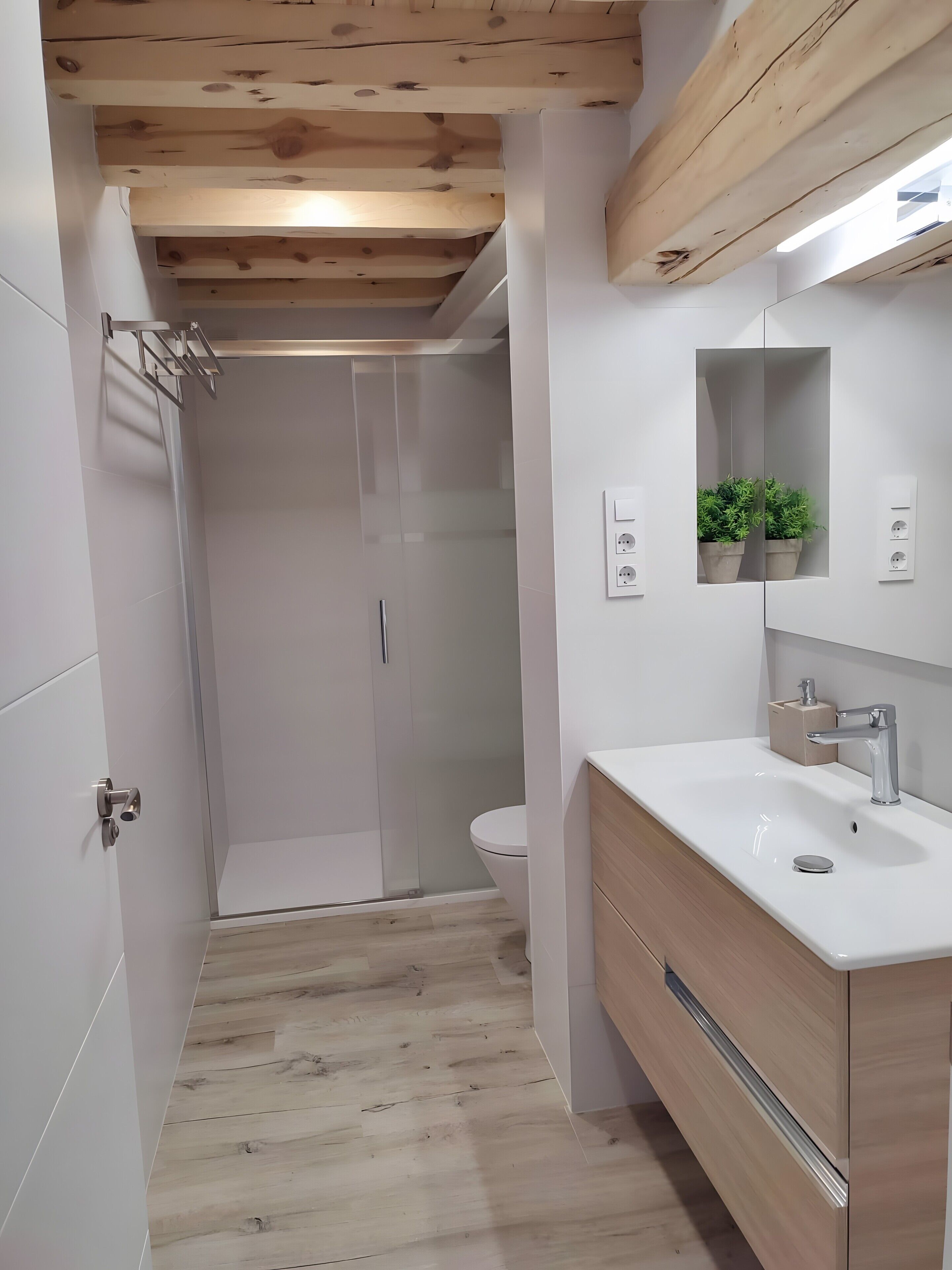 Een douche, een haardroger, handdoeken