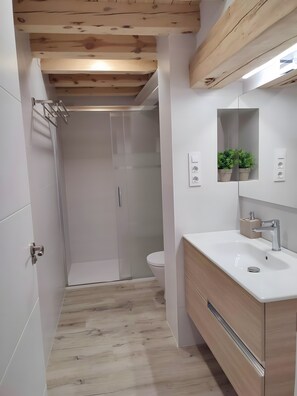 Douche, sèche-cheveux, serviettes fournies