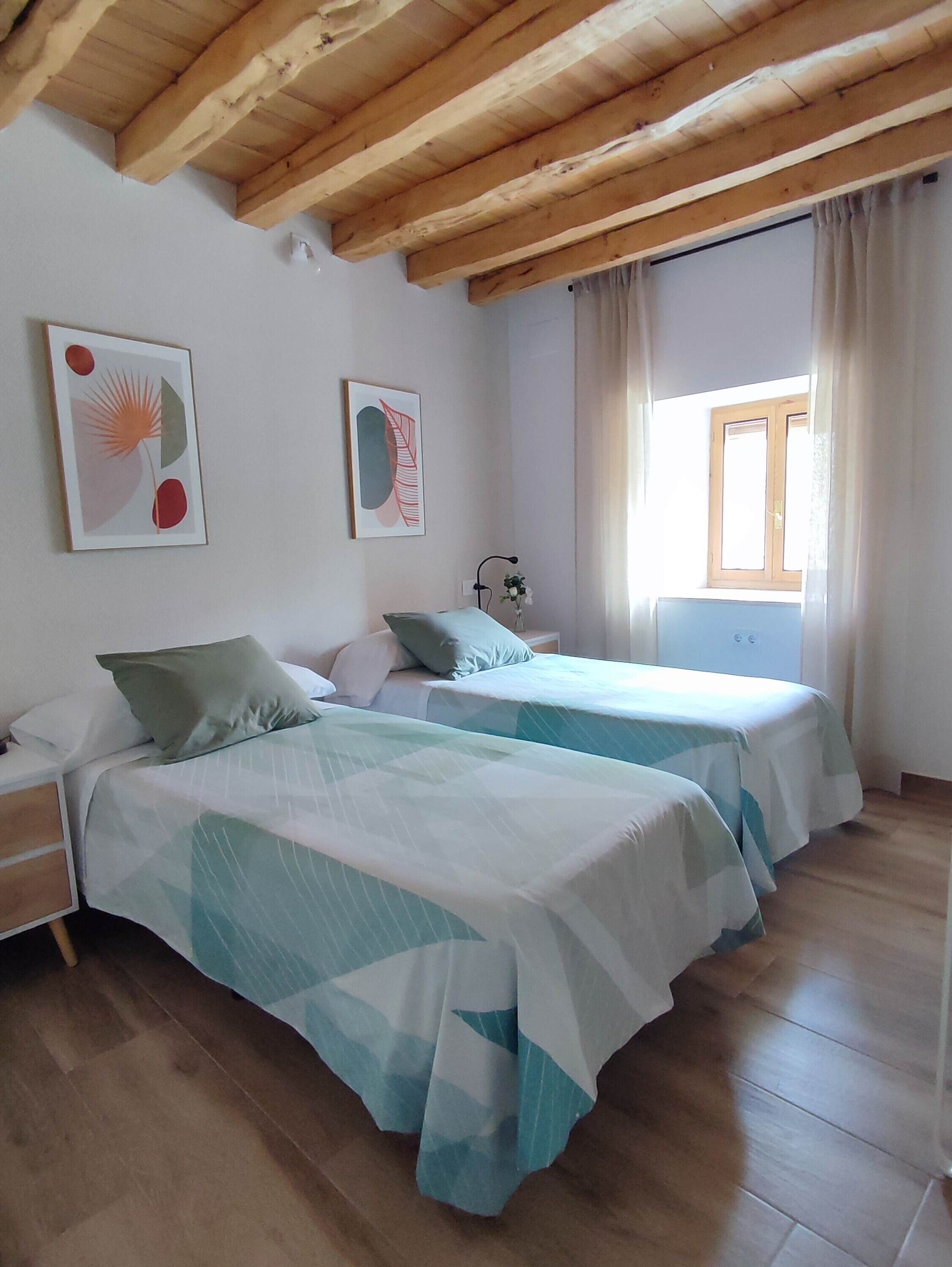 4 bedrooms, iron/ironing board, WiFi, bed sheets