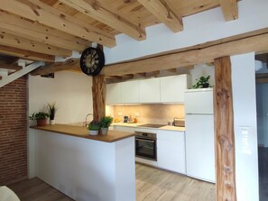 Køleskab, mikrobølgeovn, ovn, kogeplade