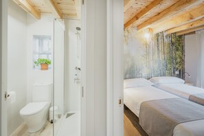 Shower, hair dryer, towels - Rural House 'El Portal De Castroserna' with Mountain Views, Private Terrace & Wi-Fi (Castroserna de Arriba)