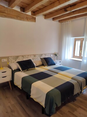 4 bedrooms, iron/ironing board, WiFi, bed sheets