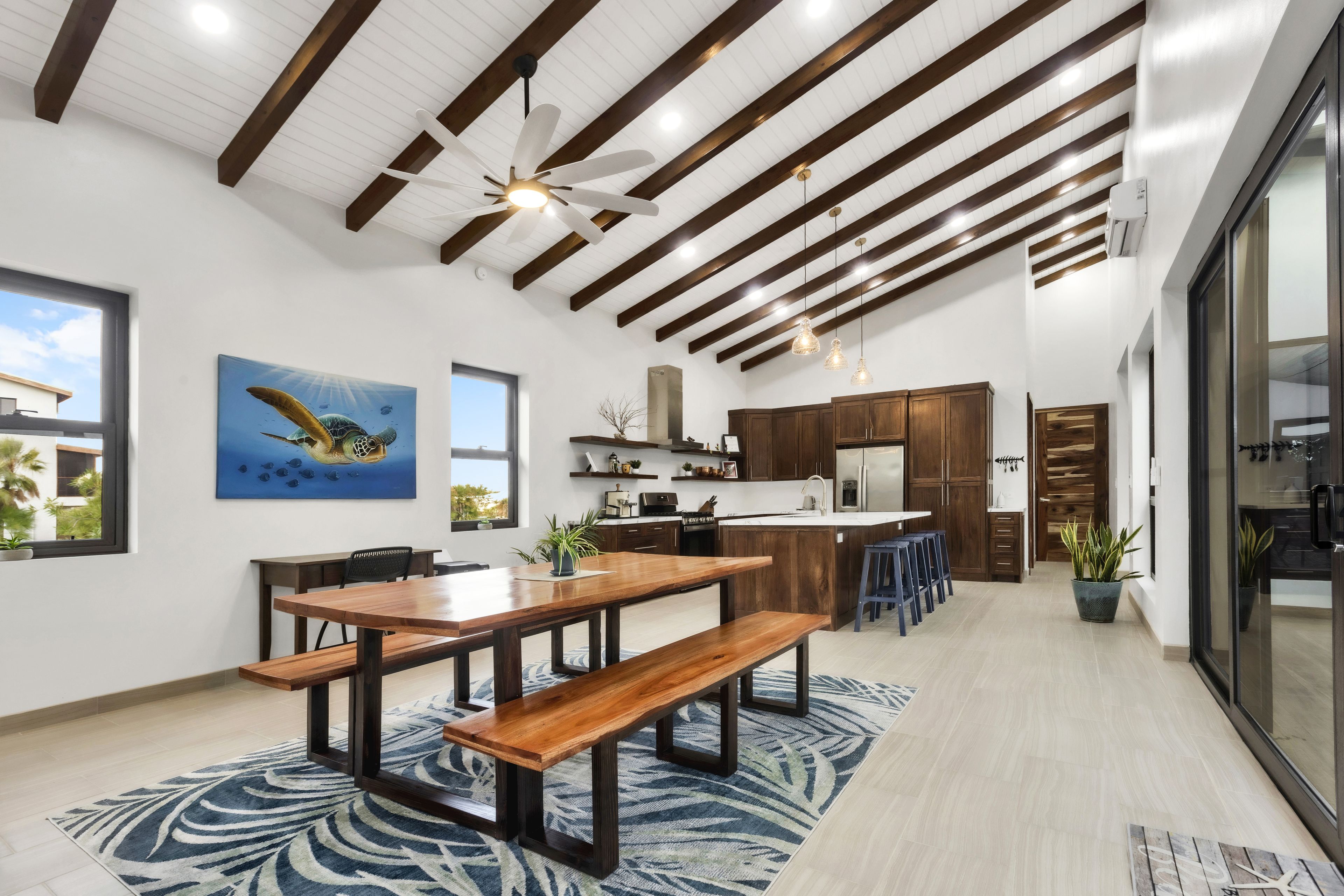 Une cuisine moderne avec des meubles en bois, un îlot central et des luminaires suspendus.