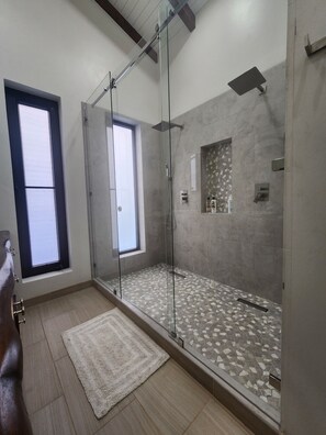 Shower, hair dryer, towels, soap - NAIA Residences - Brand New Luxury 3-Bedroom Villa with Private Pool (Placencia)
